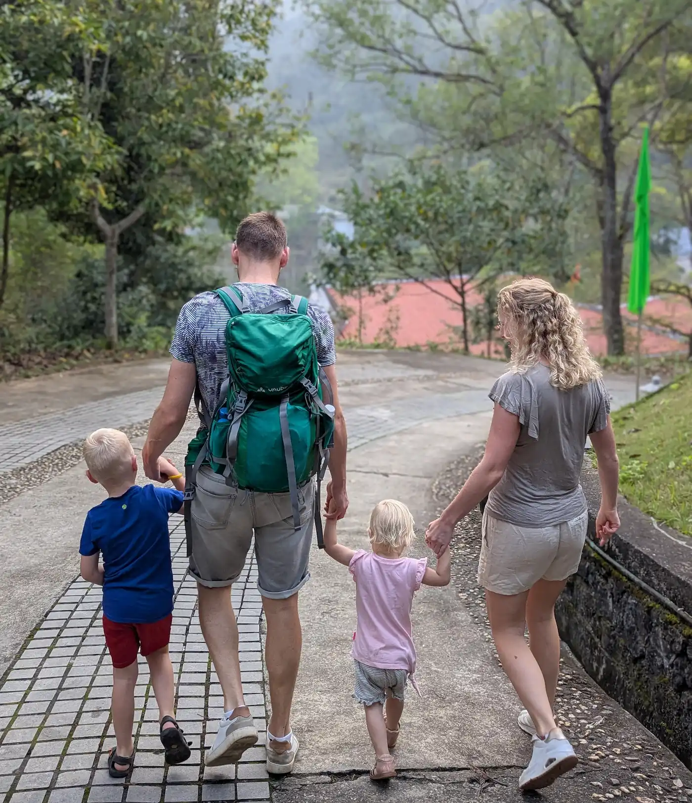 Gezin op reis met jonge kinderen