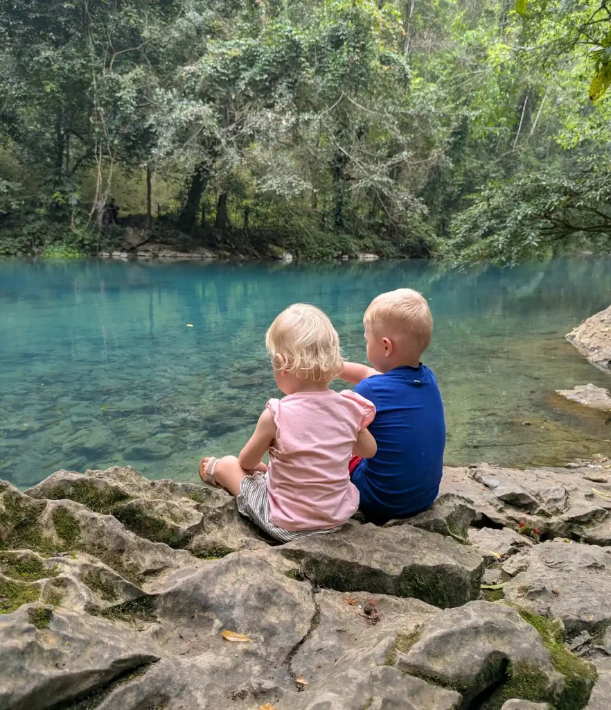 Kinderen aan het water in Vietnam